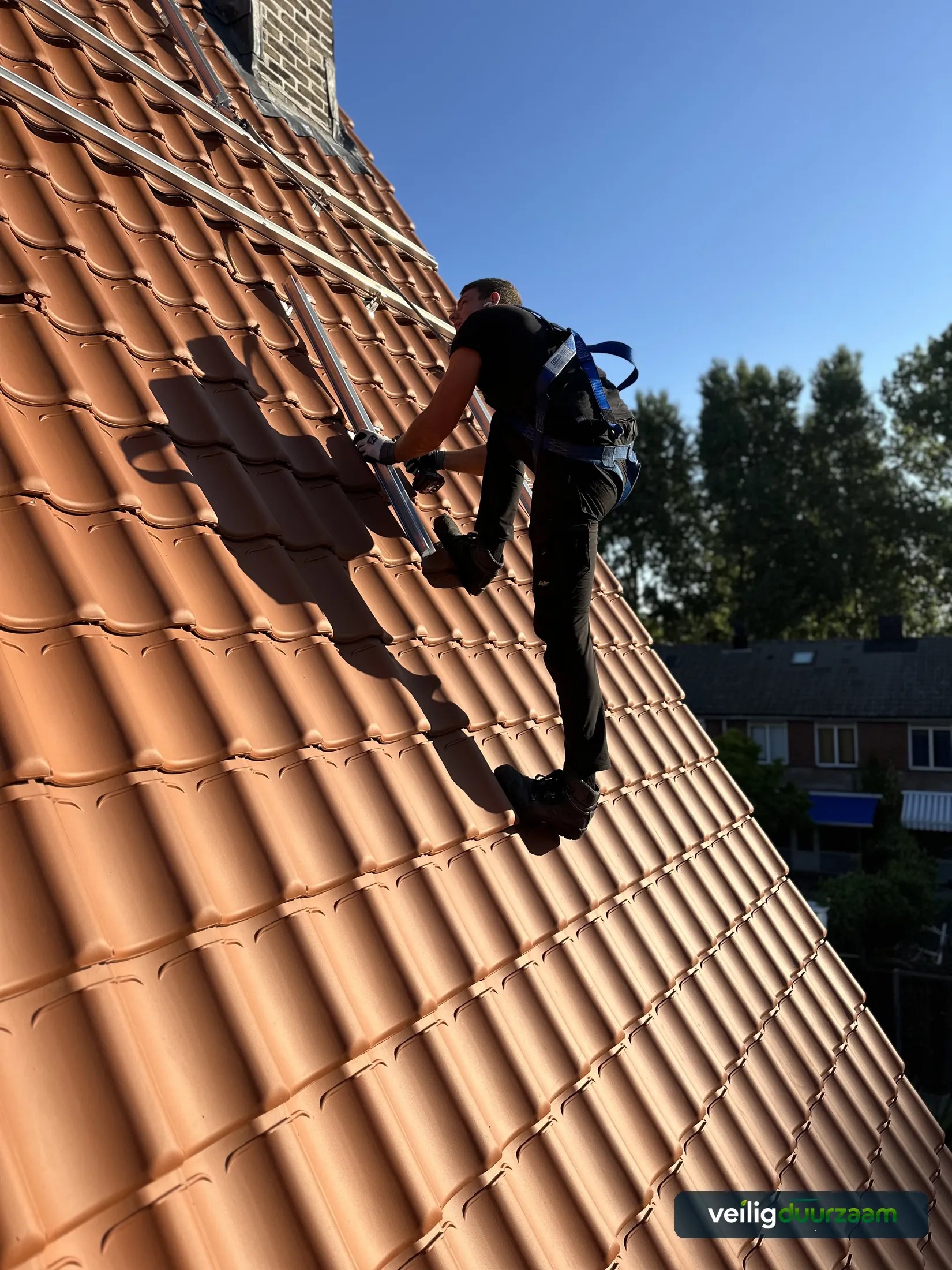 Montagemateriaal voor de zonnepanelen op het dak in Haarlem