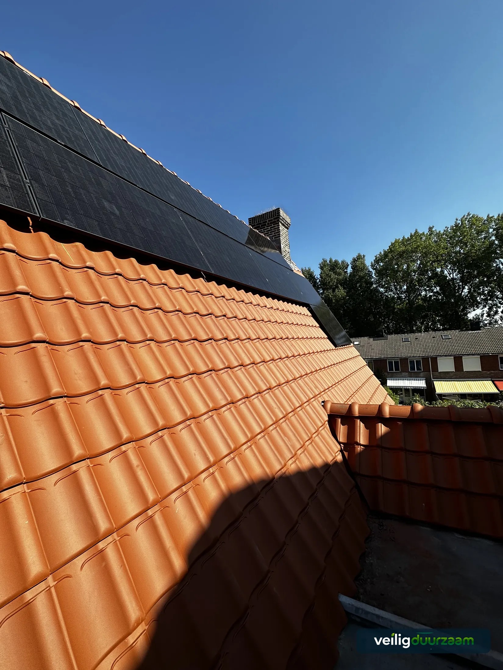 Overzicht van de zonnepanelen tijdens de montage in Haarlem