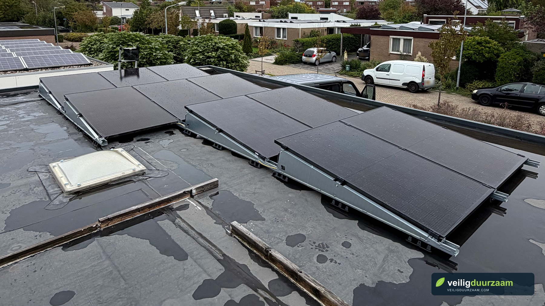 Tien zonnepanelen op een plat dak in Middelburg