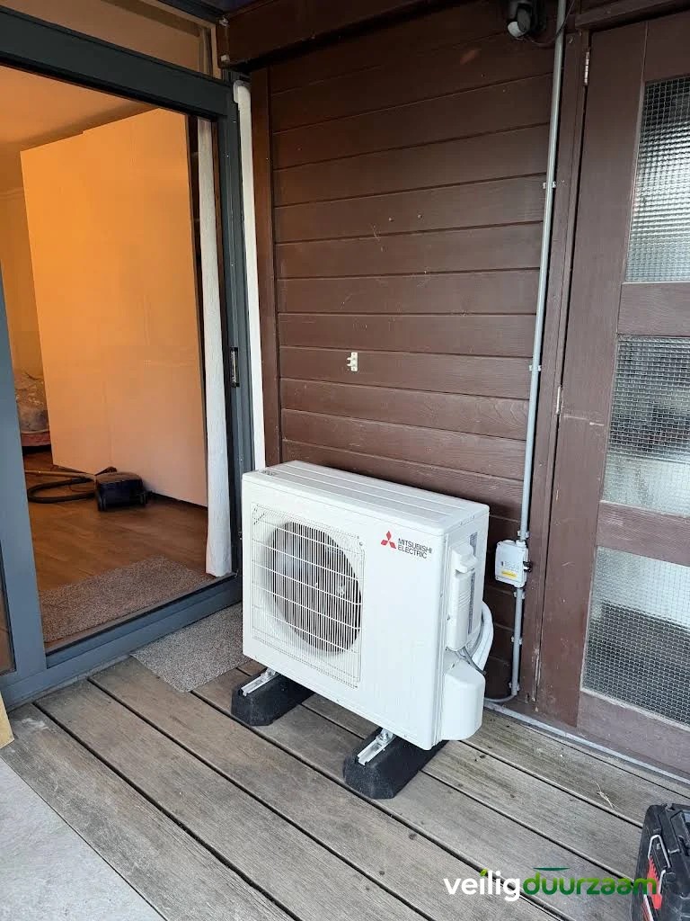 Nette buitenunit van de airco bij klant Emma van den Berg