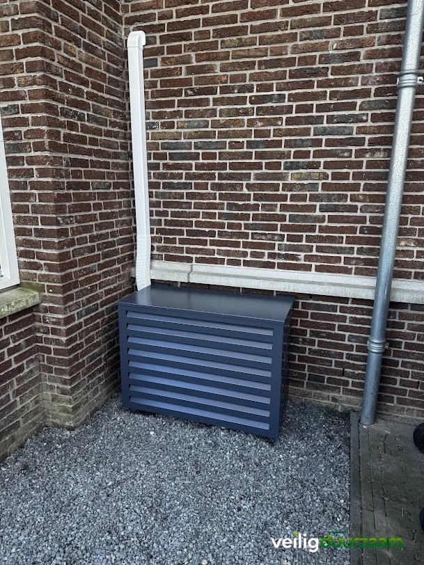 Airco-buitenunit in een nette omkasting bij klant Milan de Vries