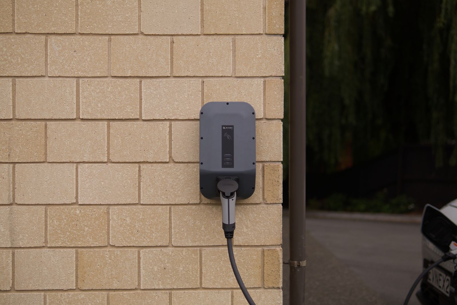 Voorbeeld van een laadpunt dat netjes aan een buitenmuur is gemonteerd