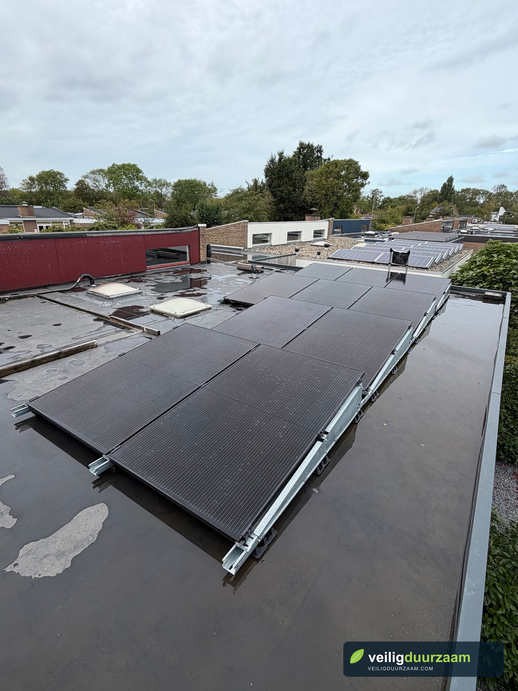 10 zonnepanelen op het platte dak in Middelburg