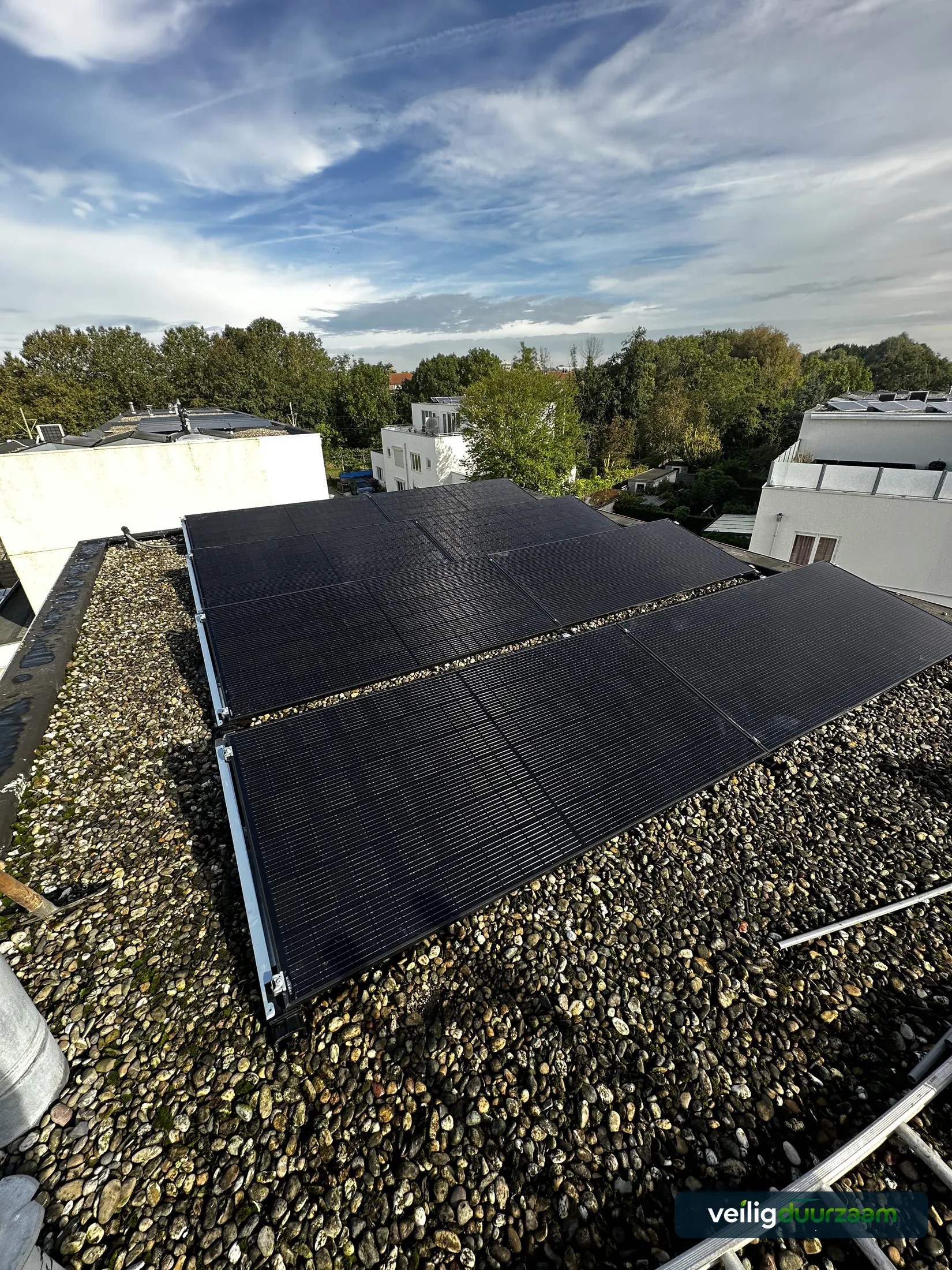 Zonnepanelen op een plat dak bij een project in Delft