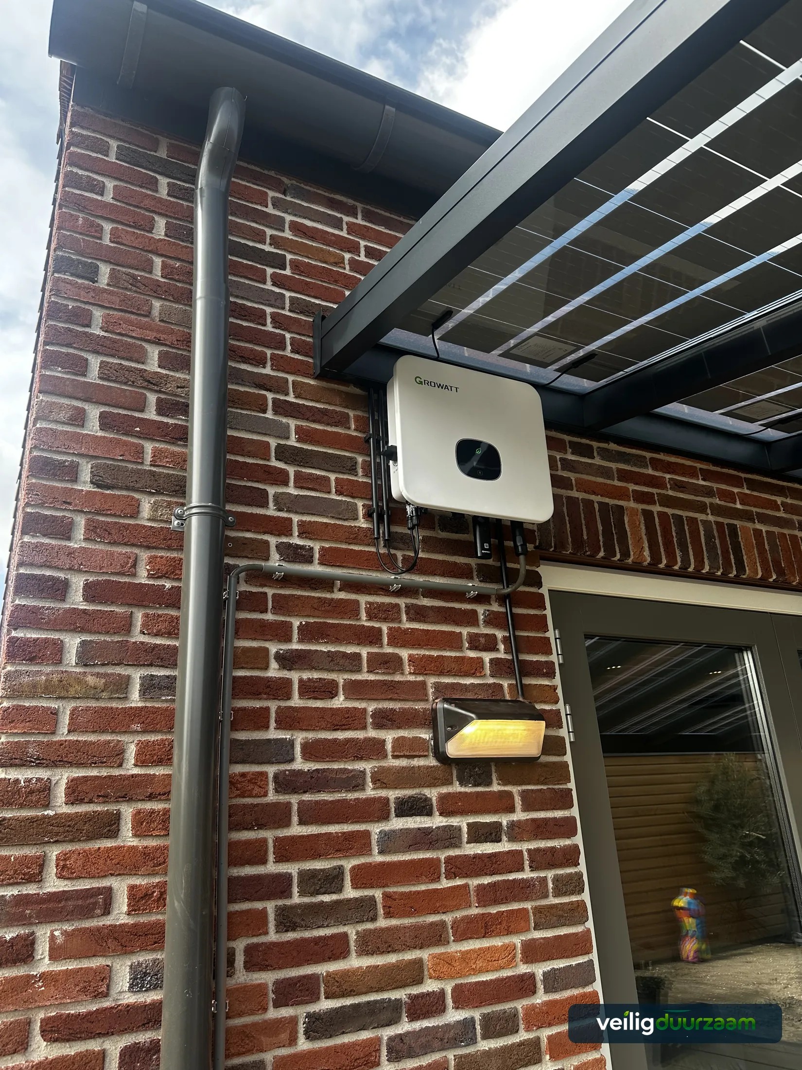 Growatt-omvormer bij zonnepanelen op een overkapping