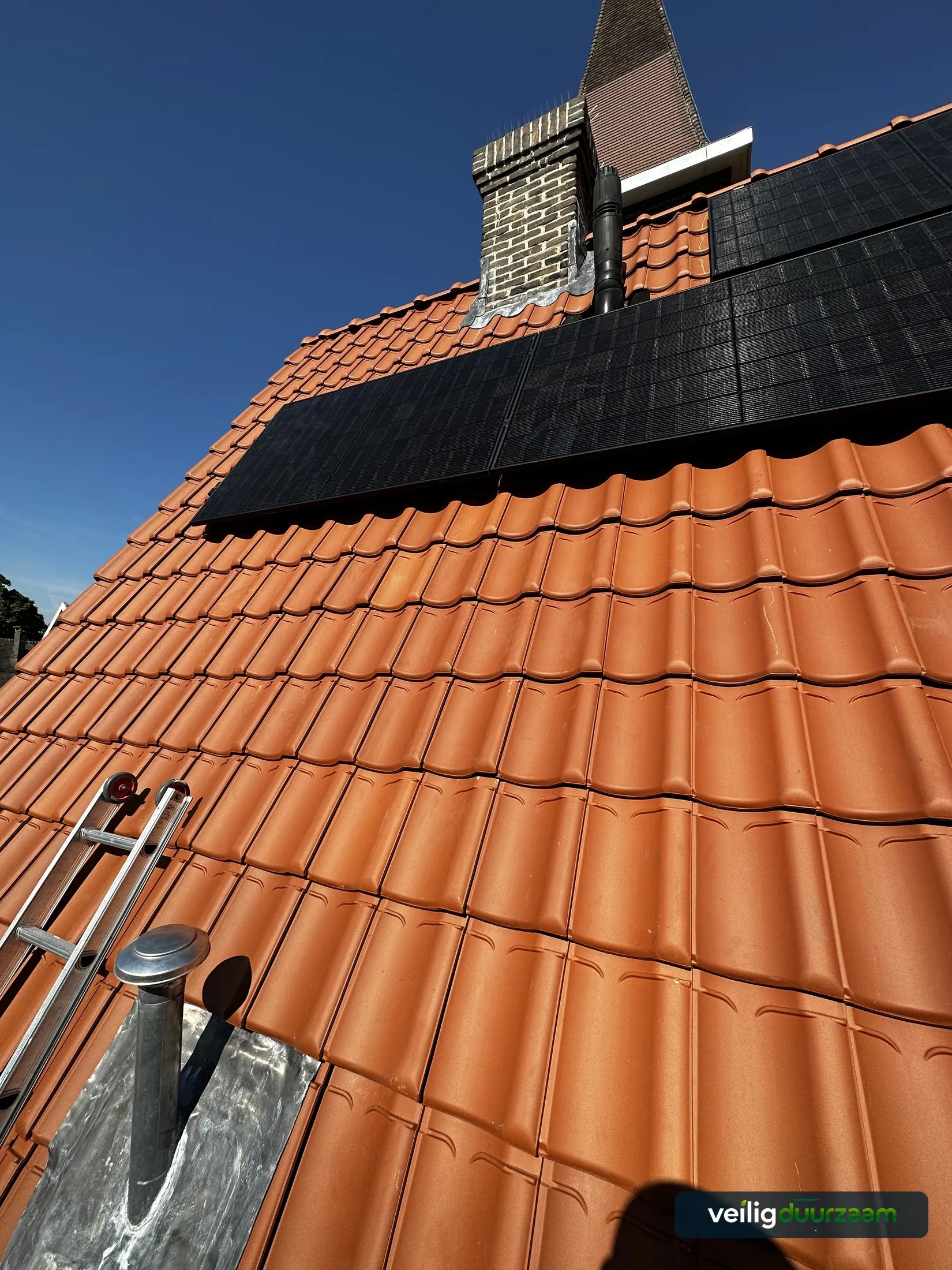 Twaalf full-black zonnepanelen op een schuin dak in Haarlem