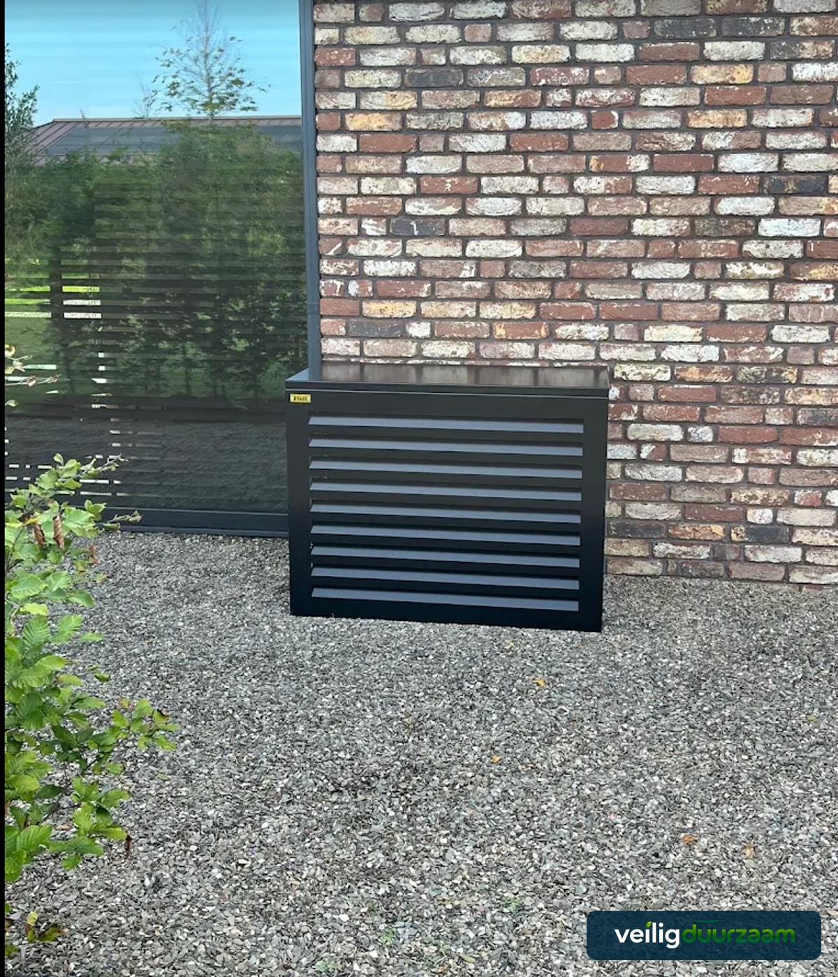 Zwarte omkasting rond een Mitsubishi Electric buitenunit in de Hoeksche Waard