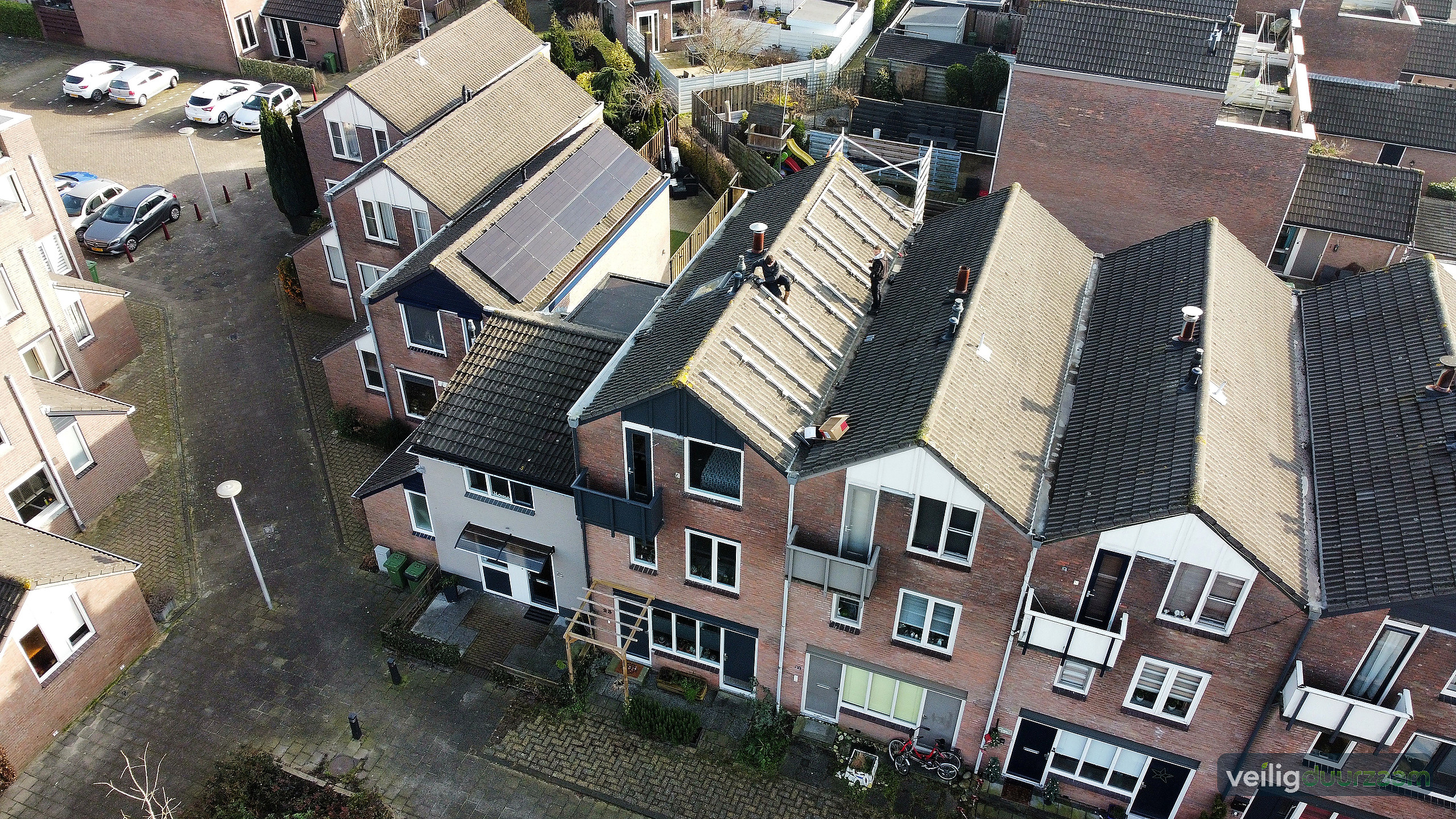 Montage van DMEGC full-black zonnepanelen in Nieuwerkerk aan den IJssel