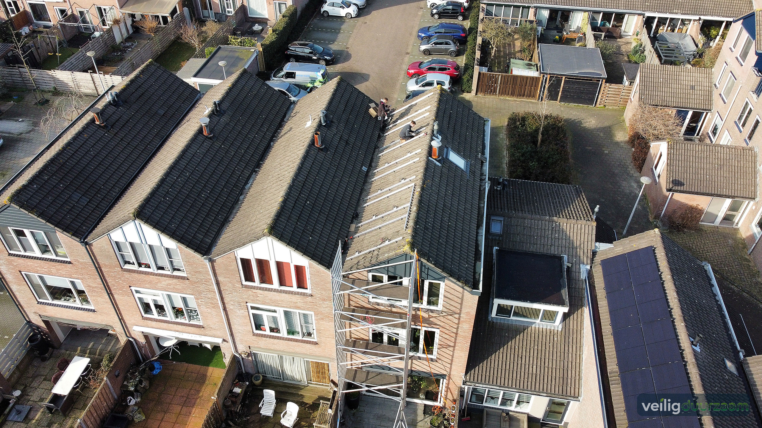Montagerails voor twaalf zonnepanelen op het dak