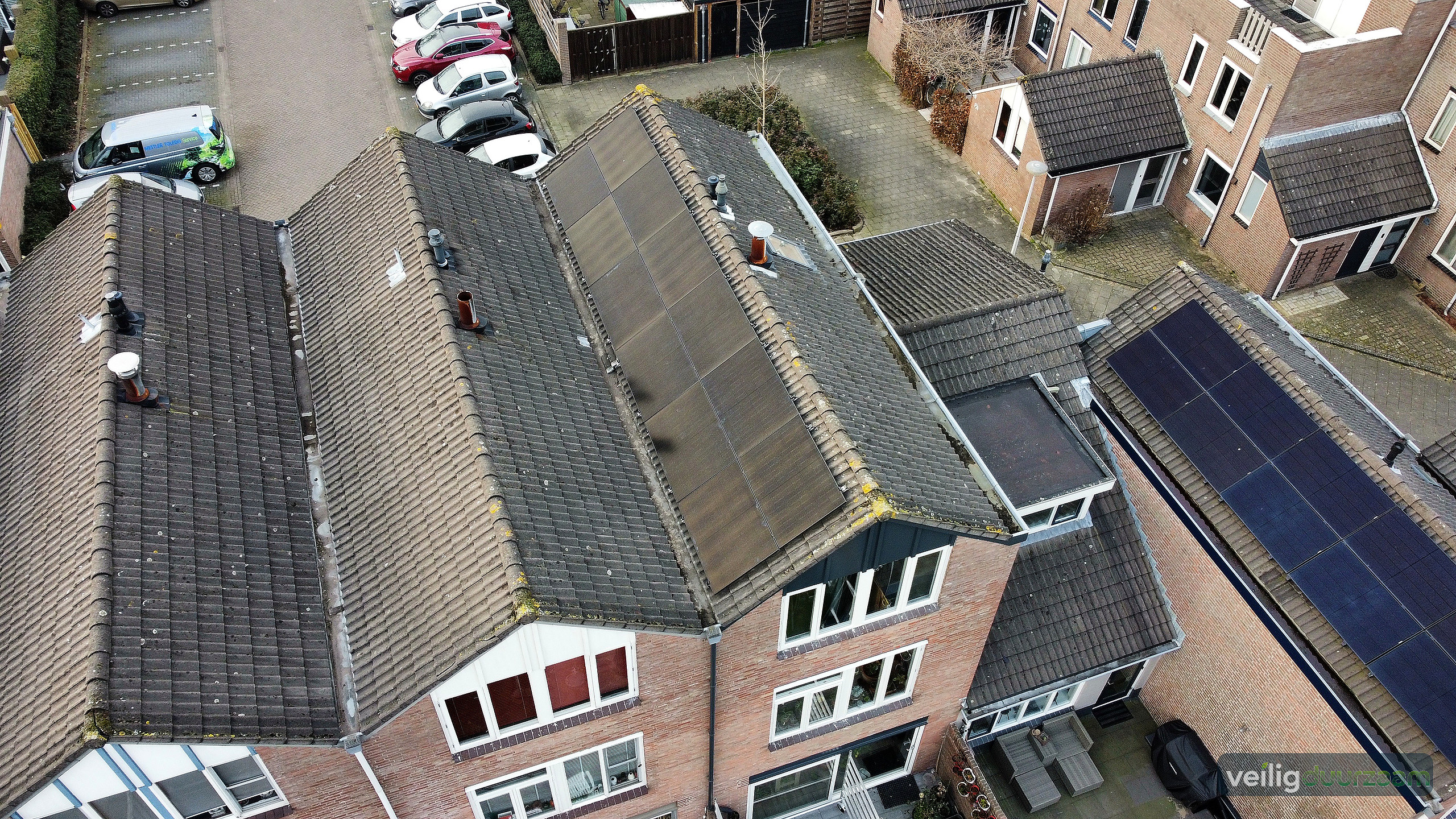 Twaalf DMEGC full-black zonnepanelen na de montage