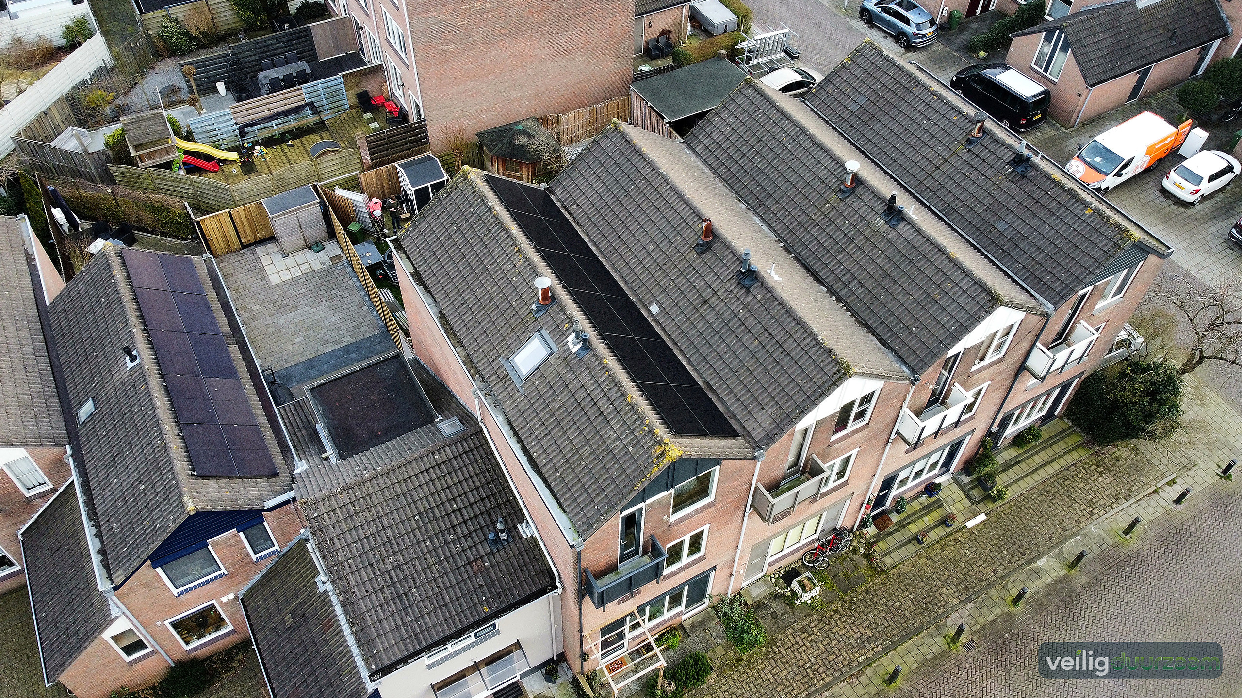 Droneoverzicht van twaalf full-black zonnepanelen in Nieuwerkerk aan den IJssel