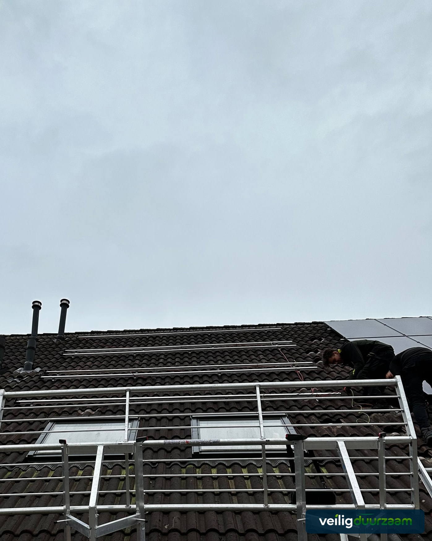 Montagerails voor zonnepanelen met RSS-dakrandbeveiliging in Numansdorp