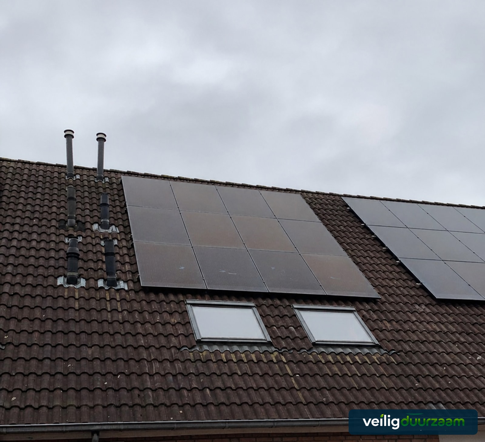 Twaalf DMEGC full-black zonnepanelen op een woning in Numansdorp
