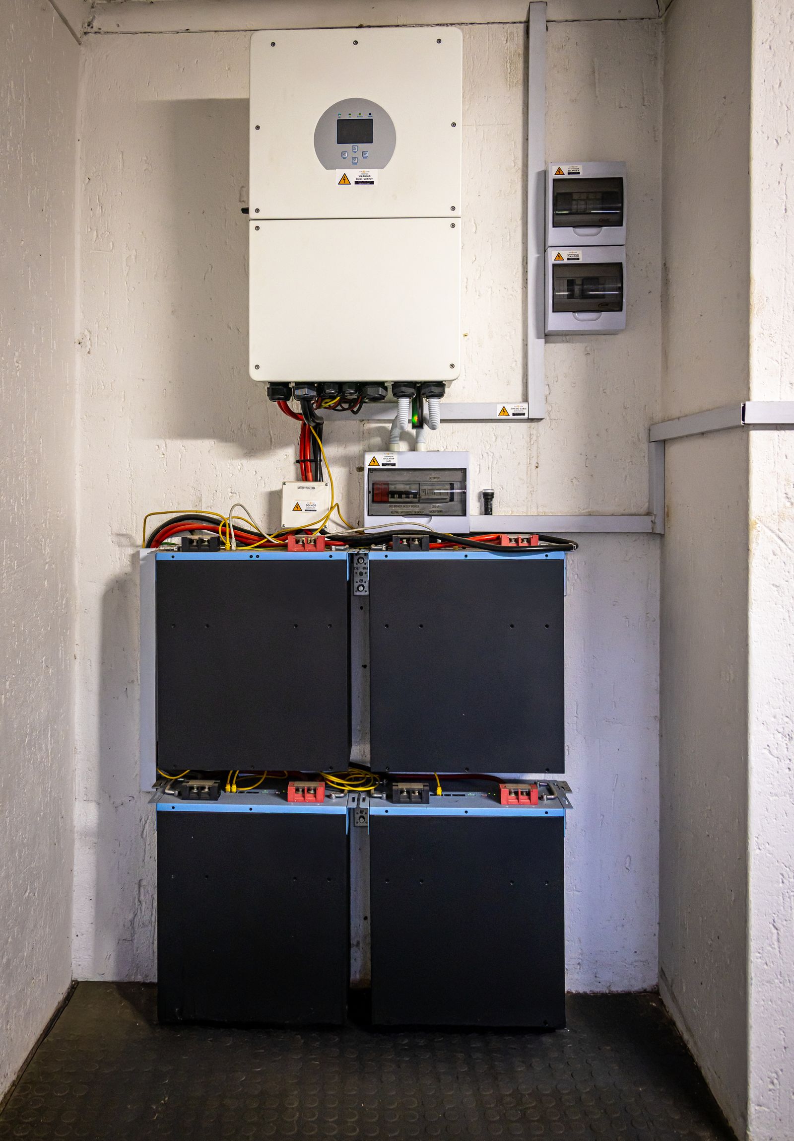 Geïnstalleerd thuisbatterijsysteem met omvormer en beveiligingen
