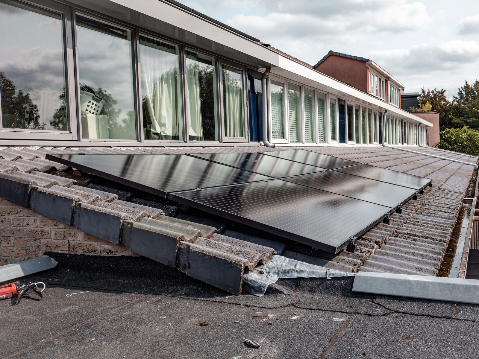Zonnepanelen op het dak van een Nederlands gebouw